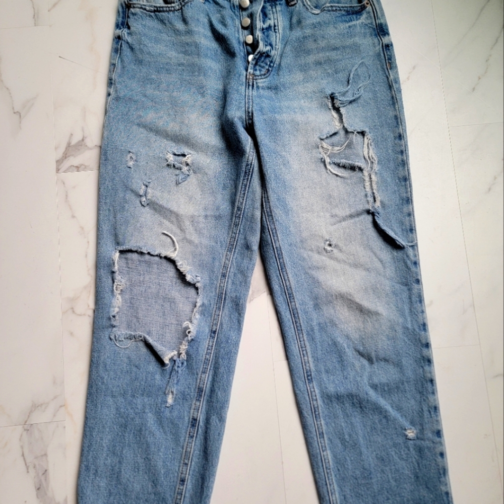 BDG ripped light blue jeans in size 28.